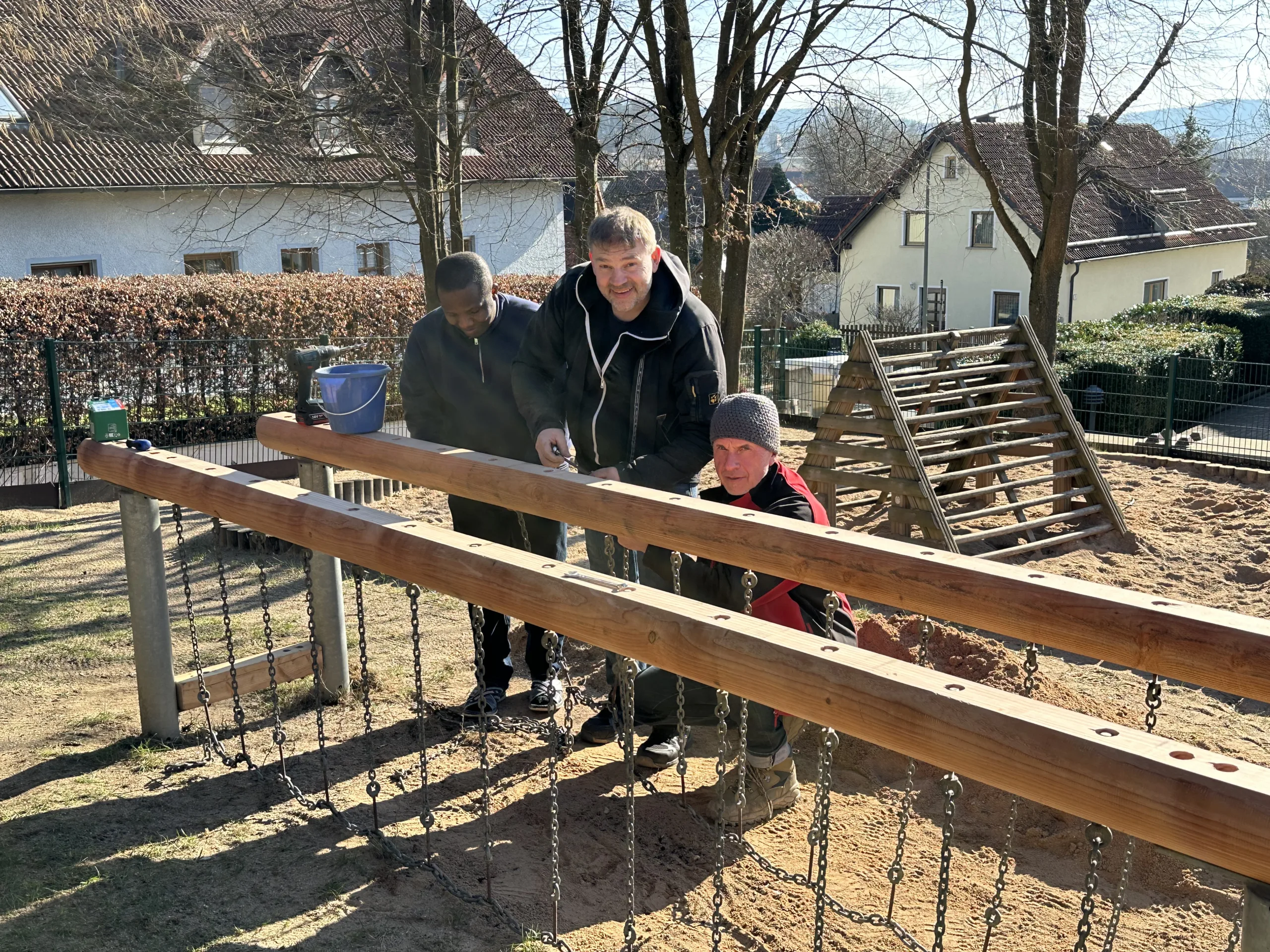 Mit vereinten Kräften Wackelbrücke für die Kindergartenkinder repariert
